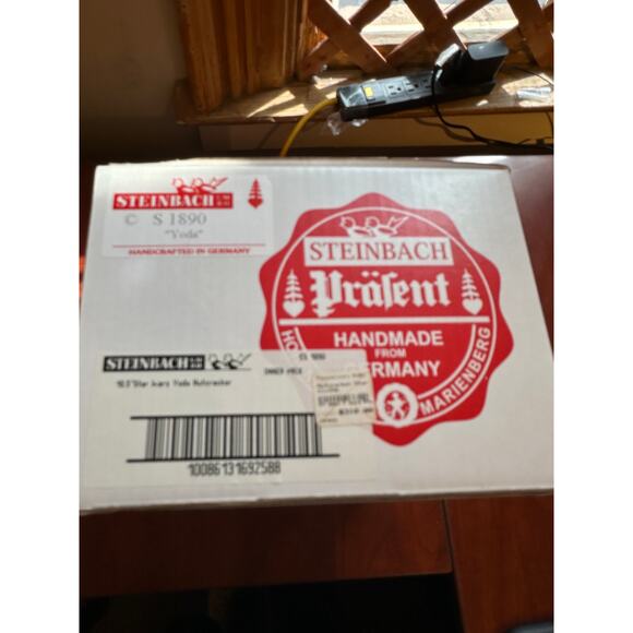 Yoda Steinback Nutcracker   -  Item S1890  -  New in box - Picture 7 of 7